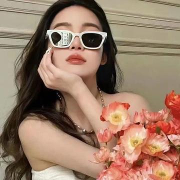 女生墨镜酷飒头像