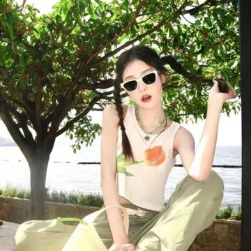 女生墨镜酷飒头像