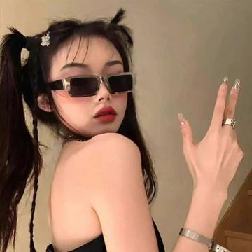 女生墨镜酷飒头像